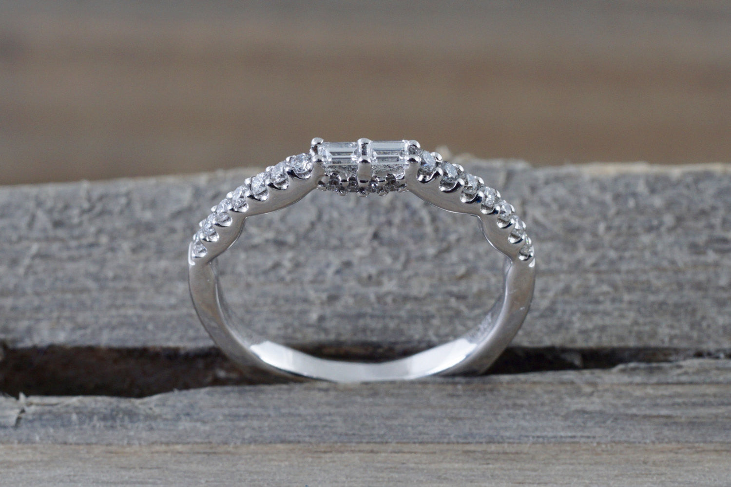 18kt White Gold Round Brilliant And Baguette Cut Diamond Ring