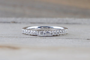 18kt White Gold Round Brilliant And Baguette Cut Diamond Ring