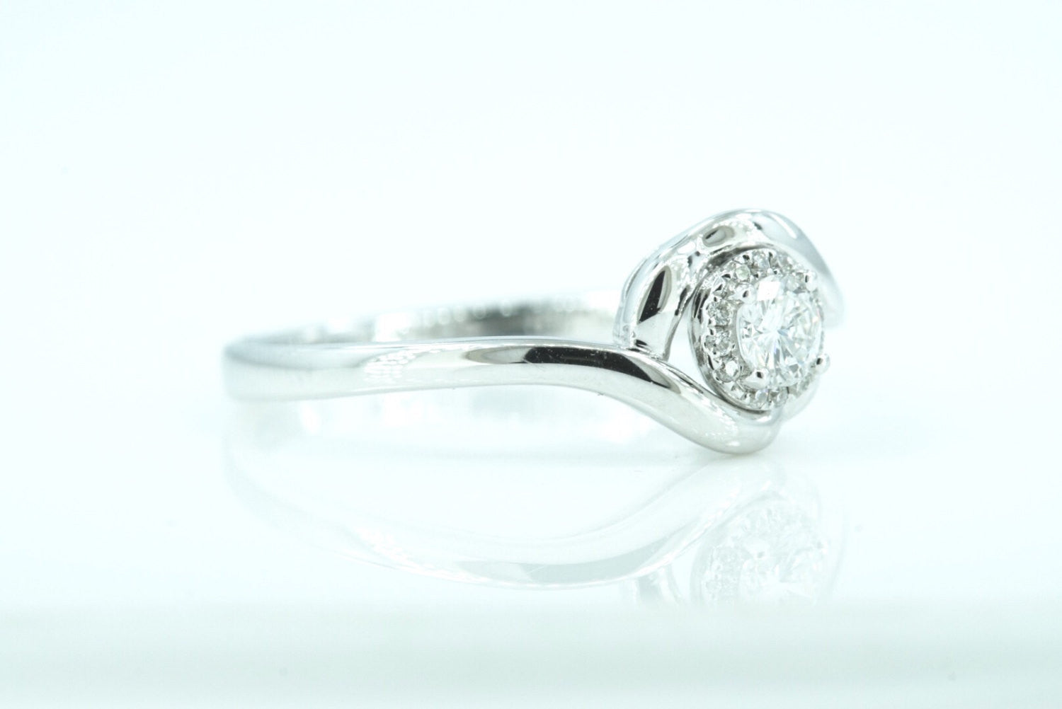 18k White Gold Twist Round Halo Diamond Ring Solitaire Classic Design