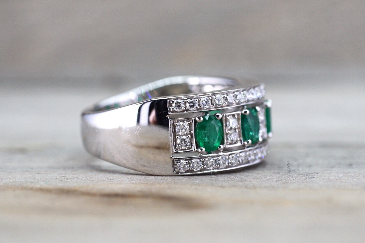 18k White Gold Oval Cut Green Natural Emerald Diamond Ring Anniversary